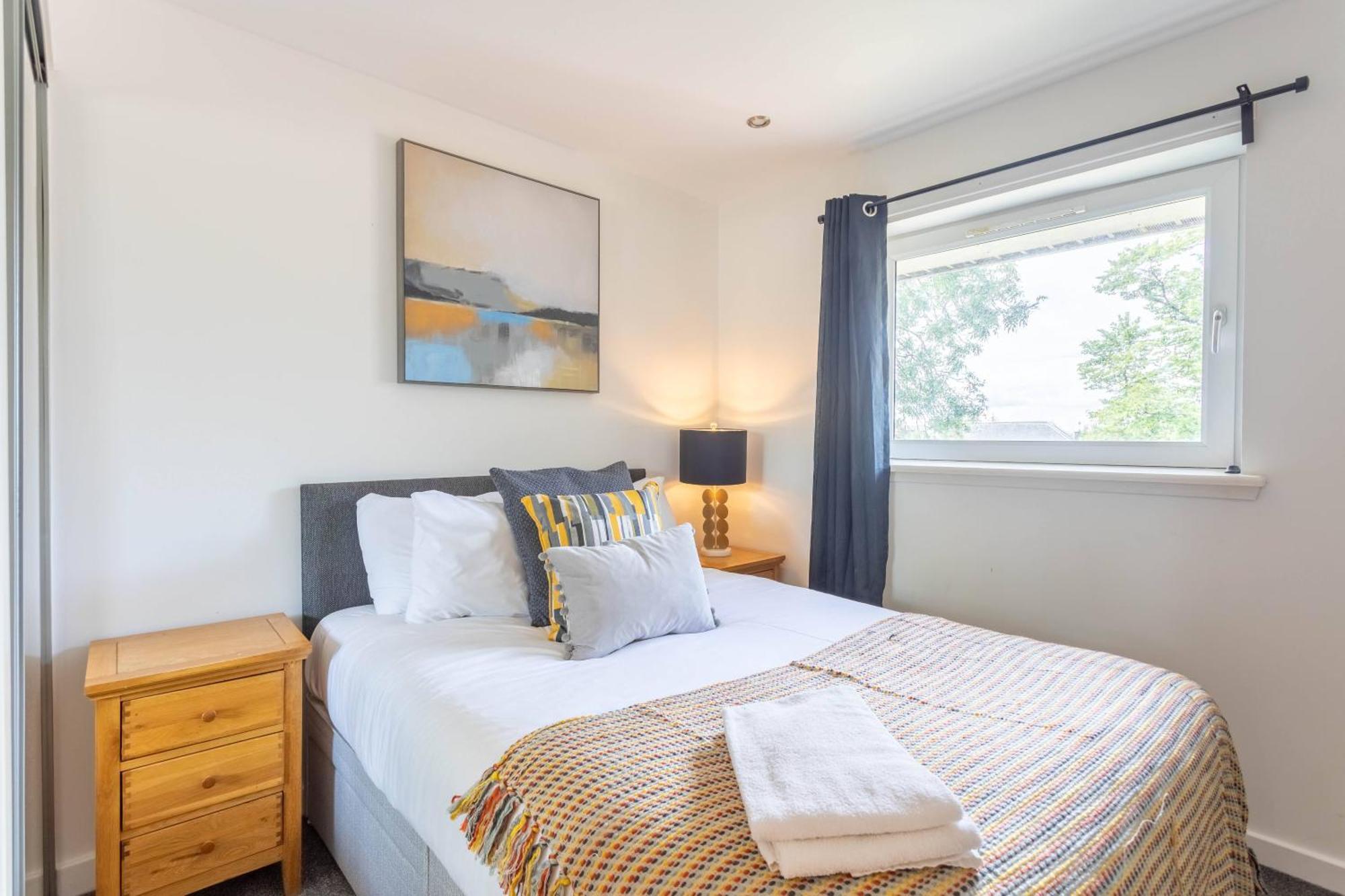 Modern 2 Bed Broompark/Central Apt. With Parking Glasgow Exterior photo